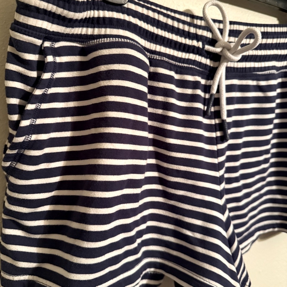 Vineyard Vines | Drawstring waist knit pull on shorts | Size Large